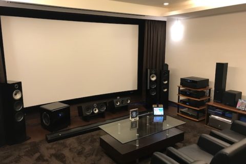 大画面のホームシアターを組む上で重要なアイテムとなるプロジェクター